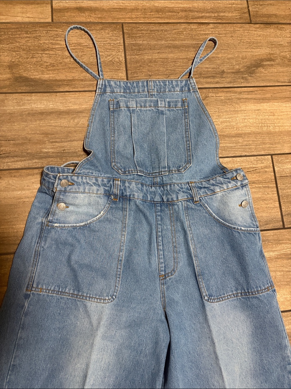 URBAN DAIZY WOMEN'S Wide-Leg Light Blue Denim Overalls - Picture 3 of 8